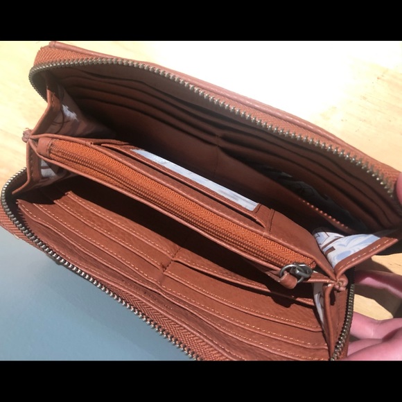 Gently loved Nixon leather wallet - Picture 4 of 4